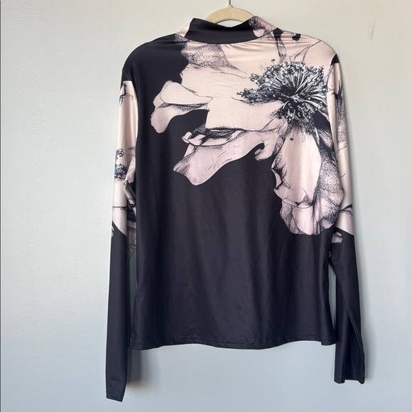 Long sleeve Mock neck shirt with floral design Elastane blended material. - Picture 2 of 6